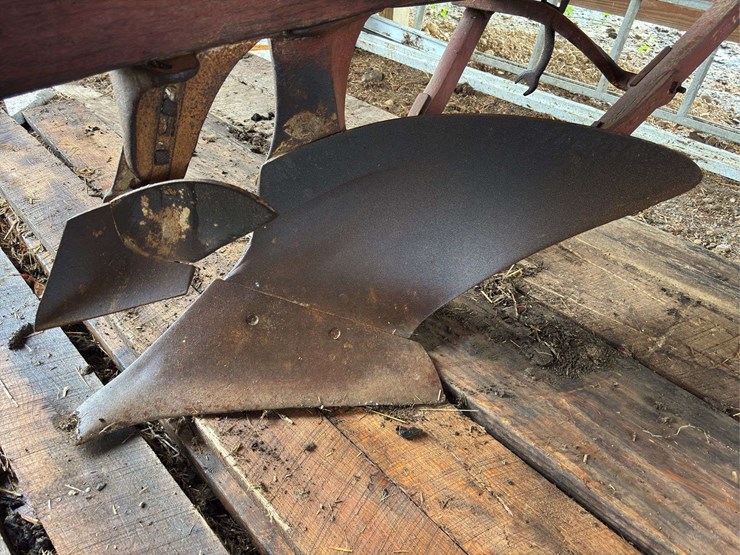 oliver-chilled-plow-works-15”-walking-plow-image-5