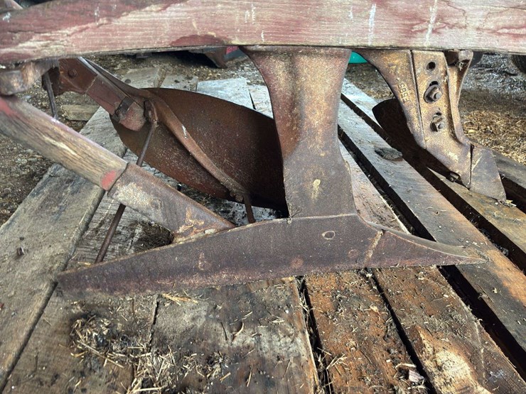 oliver-chilled-plow-works-15”-walking-plow-image-10