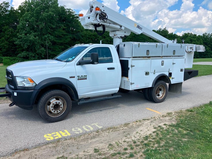 2017-ram-4500-bucket-truck-image-1