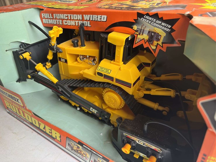 (3)-cat-bulldozer-remote-control-and-vehicle-models-image-7