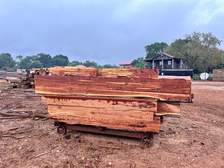 #1043-•-1-full-bunk-of-low-grade-red-cedar-timbers.-12x12-8x8-in-size,-8-12’-long.-image-2