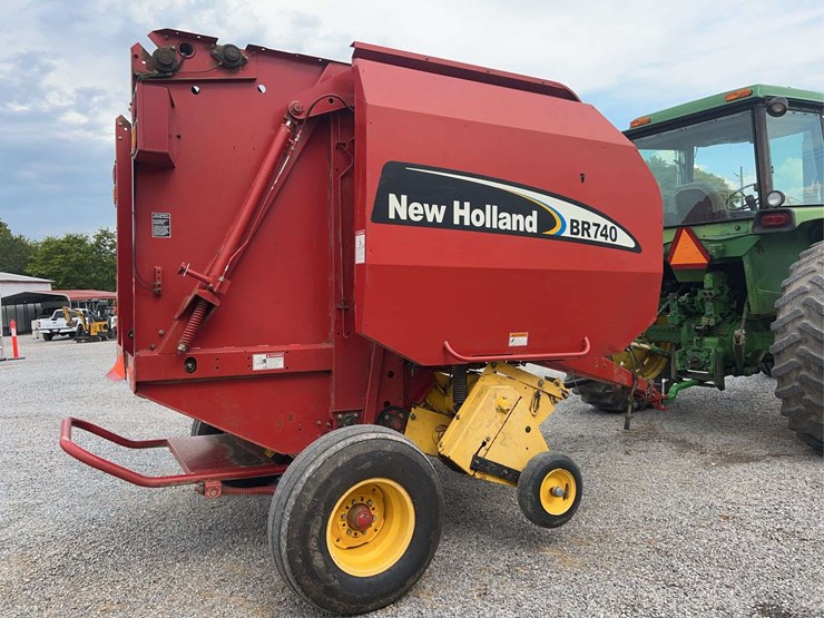 2005-new-holland-br740-image-16