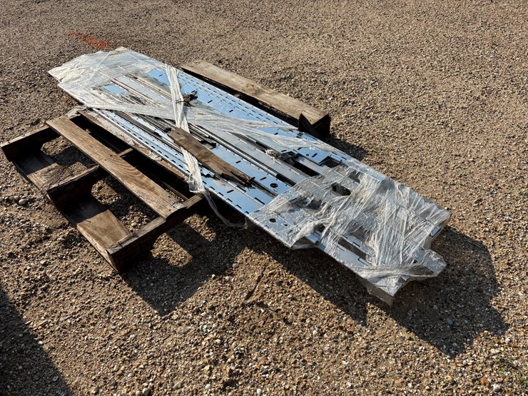 #1623-•-pallet-with-assorted-stainless-steel-hinges-image-3