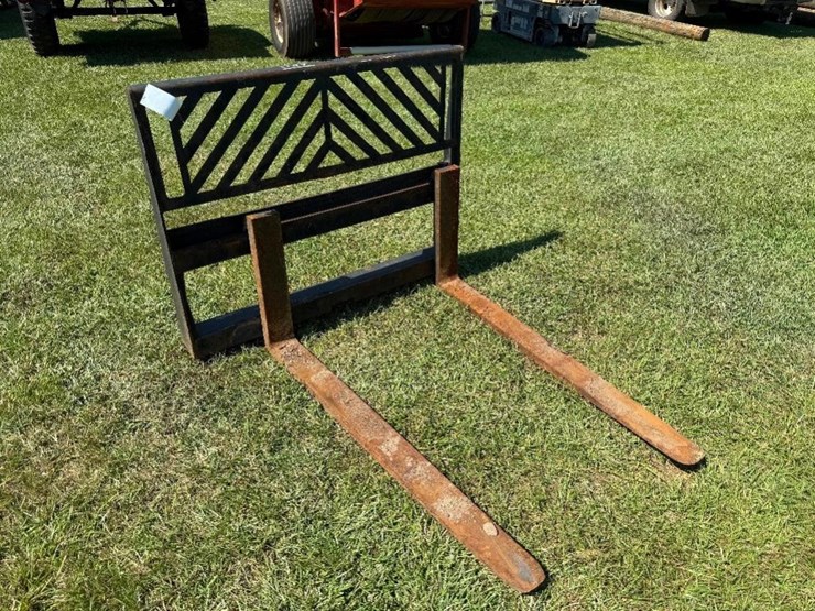 4'-skid-steer-forks-w/mast-**damaged-on-left-image-1