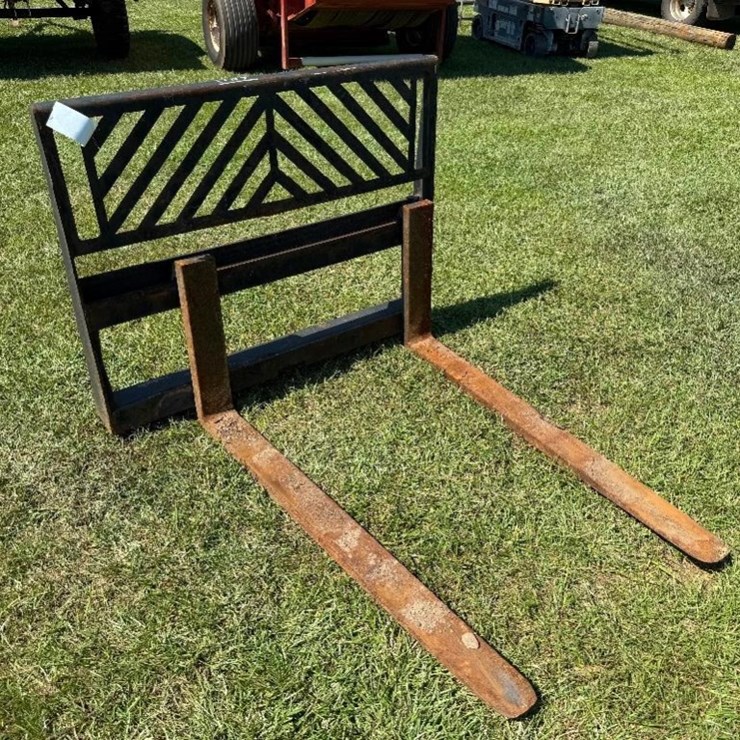 4' SKID STEER FORKS W/MAST **DAMAGED ON LEFT
