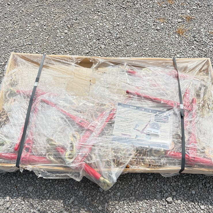 #28518 • FLAT PALLET OF CHAINS AND BINDERS