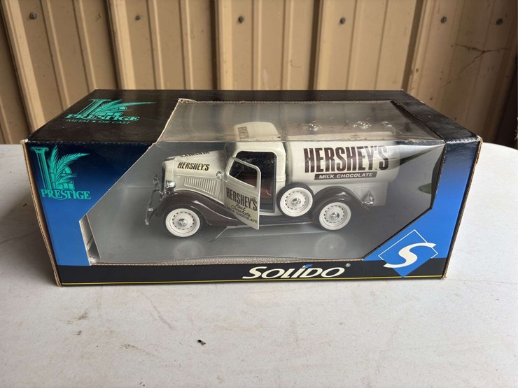 (2)-hershey-chocolate-1930's-ford-trucks-image-13