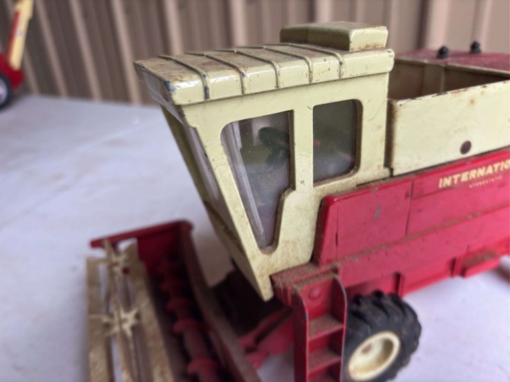 (2)-1/20-international-harvester-915-combine-and-1/16-5100-grain-drill-ertl-image-10