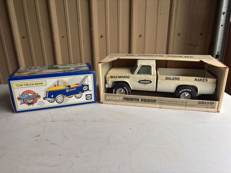 (2)-vermeer-truck-and-napa-pedal-car-toy-nib-image-1