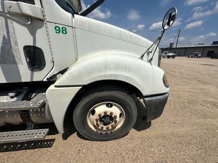 #217-•-2004-freightliner-columbia-image-30