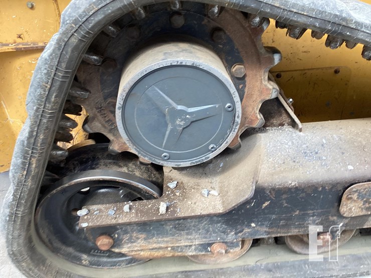 2015-deere-323e-image-14