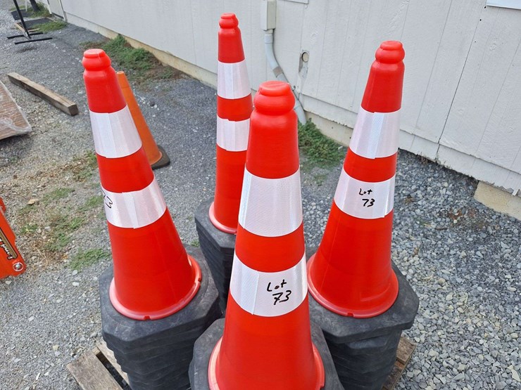 approx-(50)-unused-traffic-safety-cones-image-3