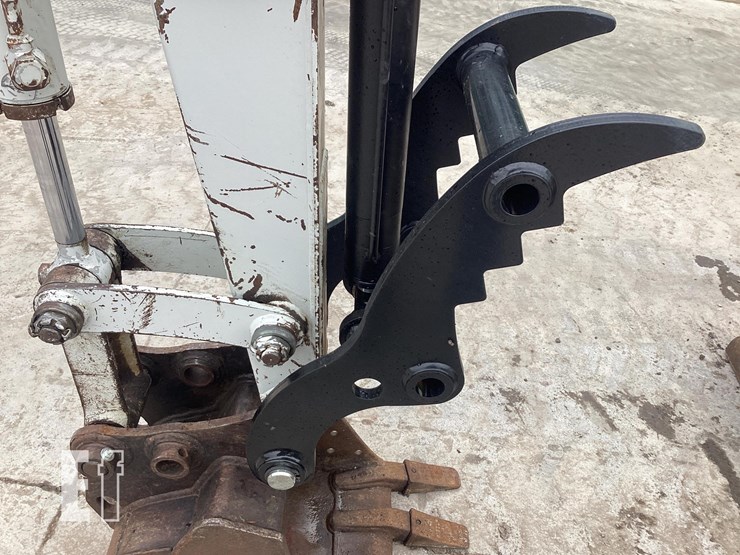 2018-takeuchi-tb240-image-11
