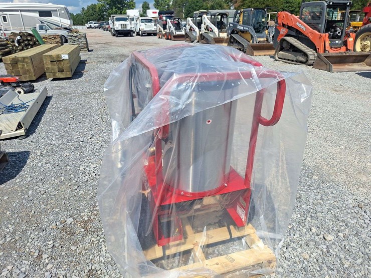 unused-magnum-4000-gold-hot-water-pressure-washer-image-12