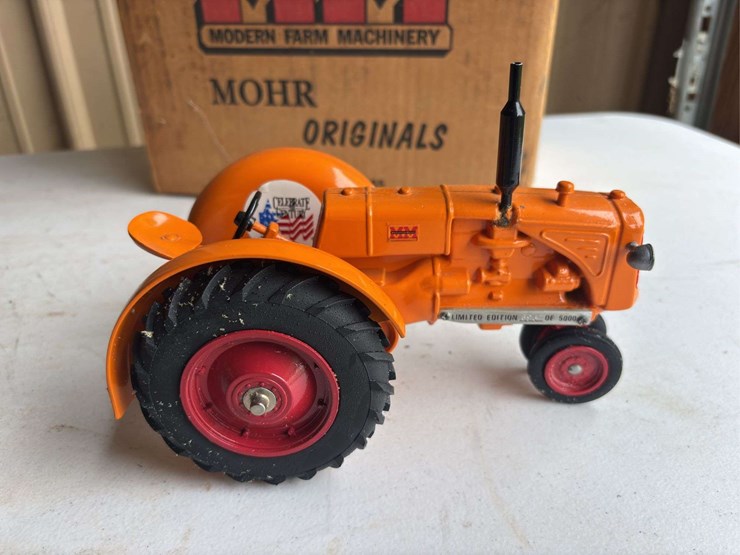 (2)-1/16-minneapolis-moline-utu-and-1/64-minneapolis-moline-udlx-image-3