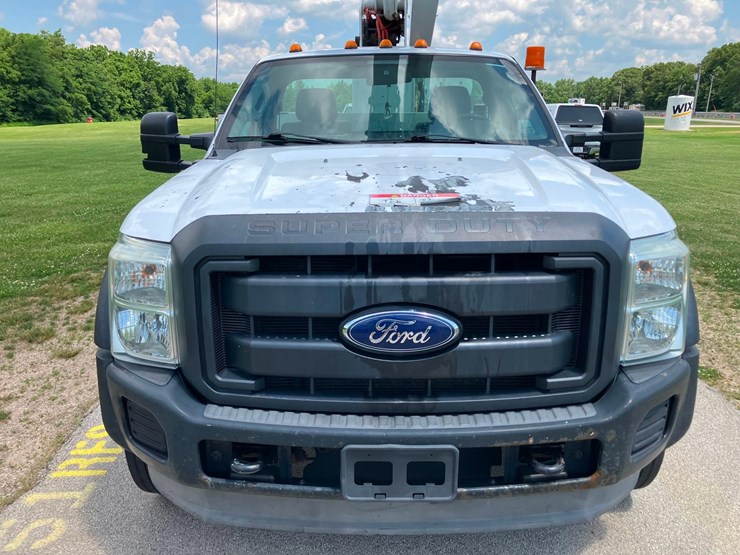 2013-f-550-bucket-truck-image-2