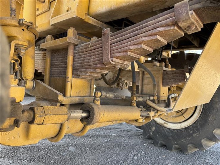 2005-john-deere-70-image-26