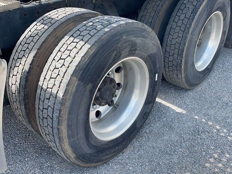 2009-peterbilt-387-image-12