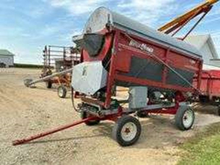 hutch-cleaner-c-3000-grain-cleaner-on-running-gear-image-1