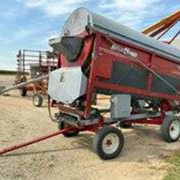 Hutch cleaner C-3000 Grain Cleaner on running gear