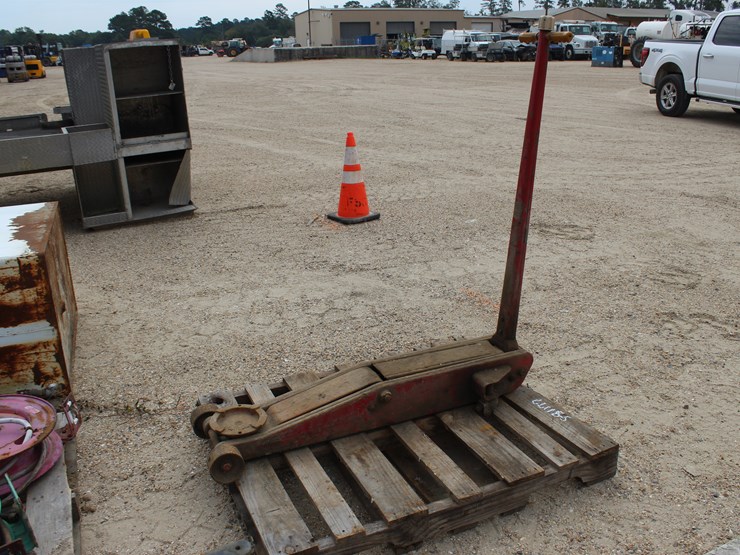 #1669-•-snap-on-7-ton-floor-jack-image-1
