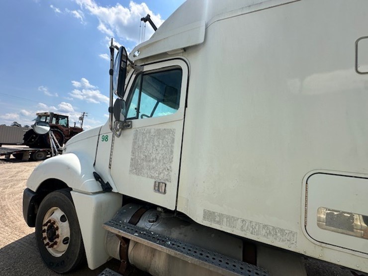 #217-•-2004-freightliner-columbia-image-26