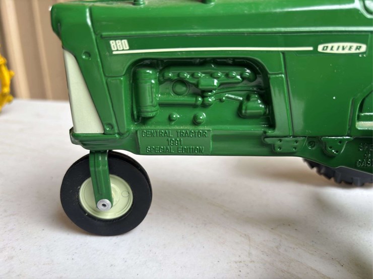 1/16-oliver-880-and-sickle-mower-image-3