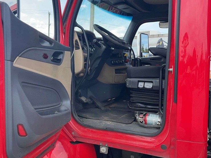 2017-peterbilt-579-image-23