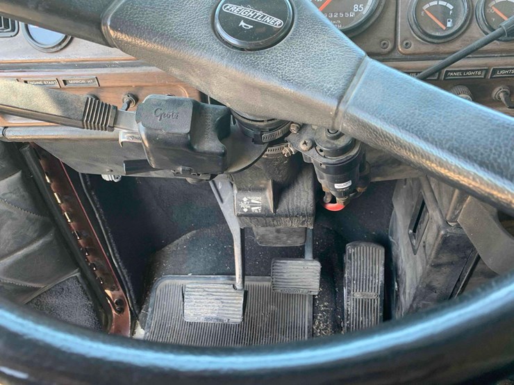 1990-freightliner-grain-truck-image-25