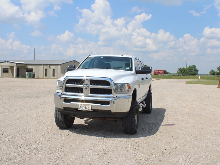 #2101-•-2015-ram-2500-pickup-truck-image-3