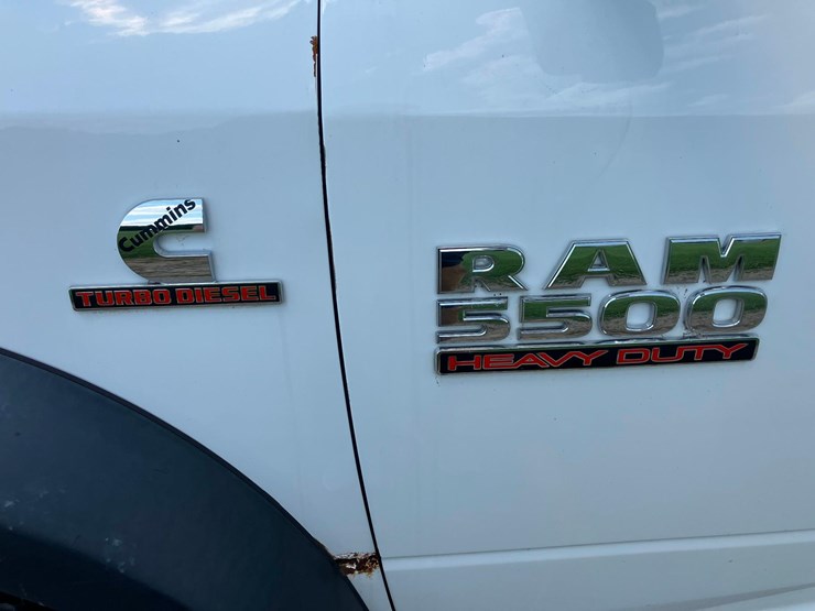 2014-dodge-5500-4x4-bucket-truck-image-8