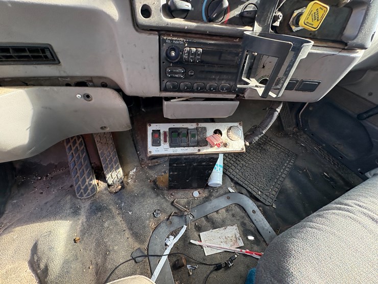 1998-ford-l8513-image-65