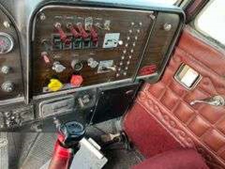 1983-peterbilt-400-semi-truck-image-11