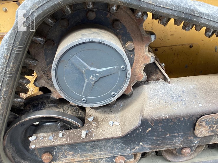 2015-deere-323e-image-13