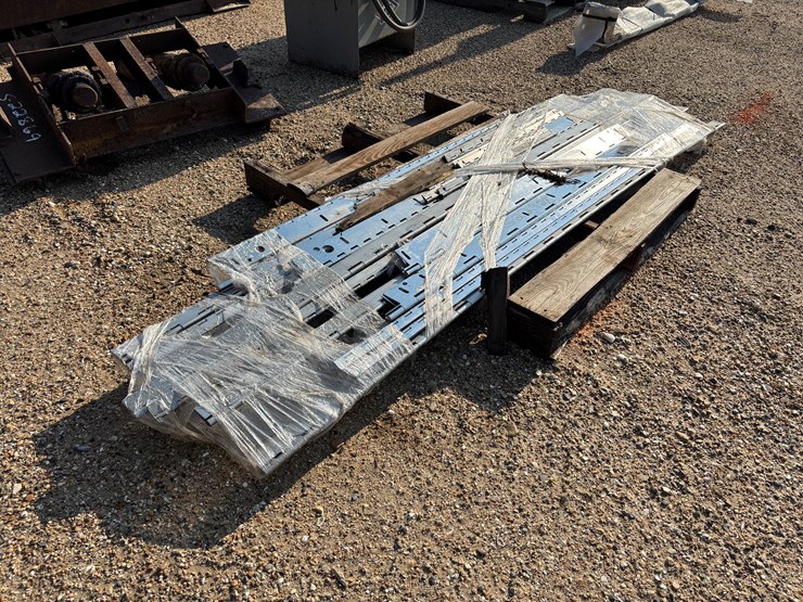 #1623-•-pallet-with-assorted-stainless-steel-hinges-image-1