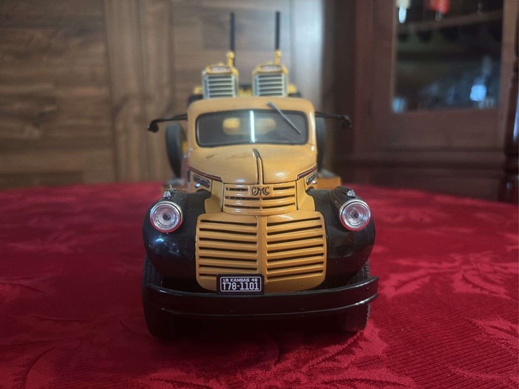1/16-oliver-880-twin-tractor-and-gmc-delivery-truck-image-3