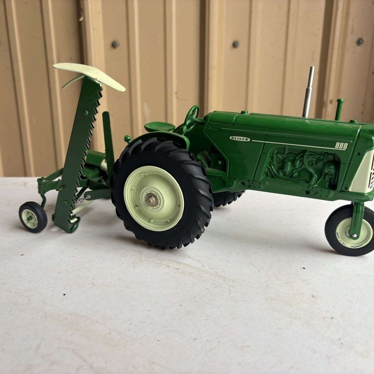 1/16 Oliver 880 and Sickle Mower