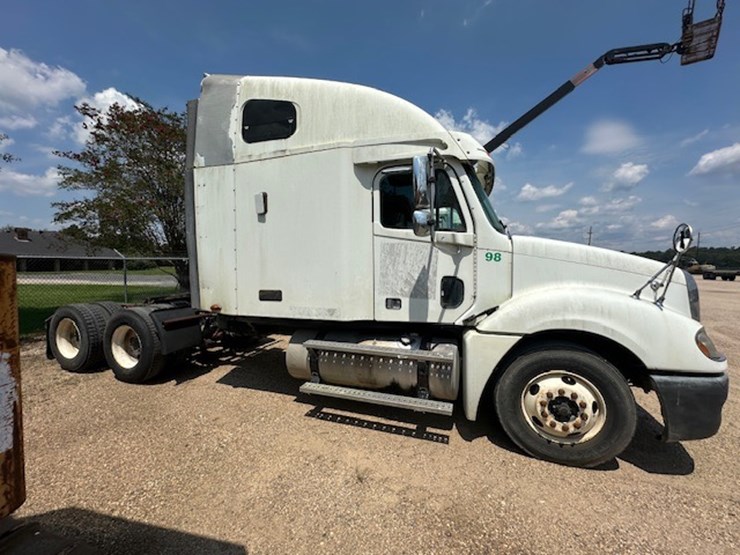 #217-•-2004-freightliner-columbia-image-9