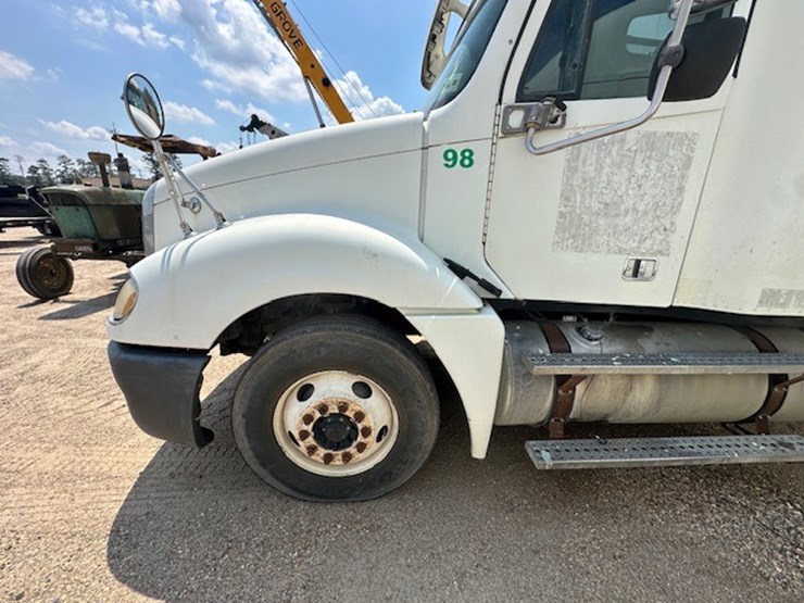 #217-•-2004-freightliner-columbia-image-27