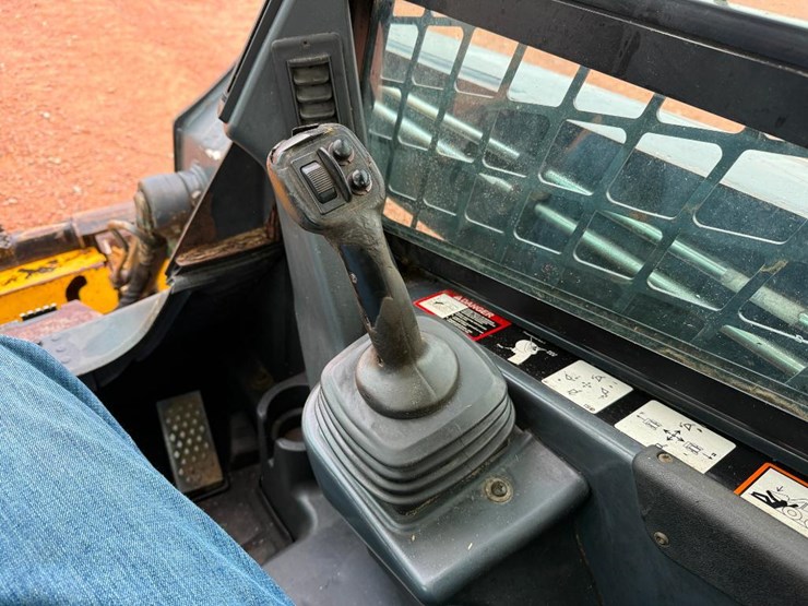 2010-deere-320d-image-27