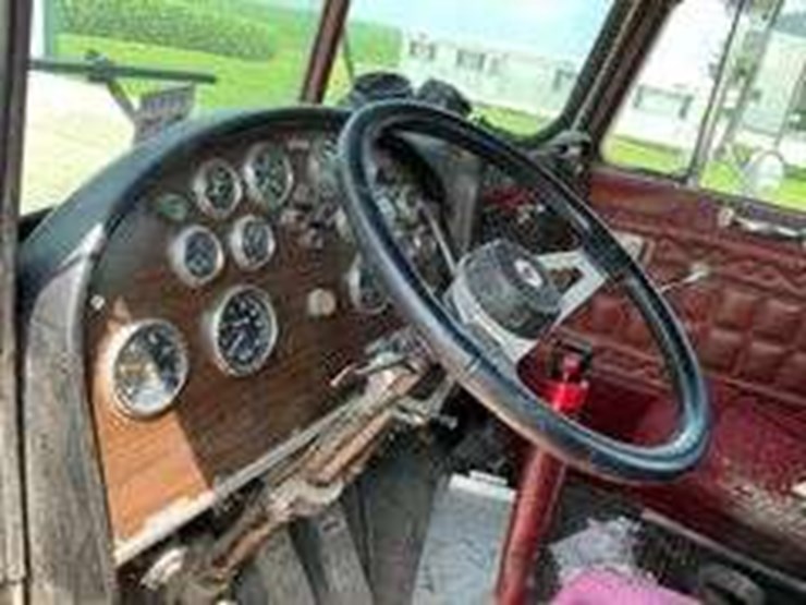 1983-peterbilt-400-semi-truck-image-10