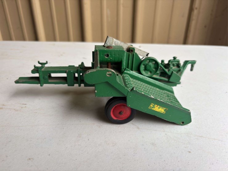 (2)-1/16-oliver-tractor-and-baler-slik-image-12