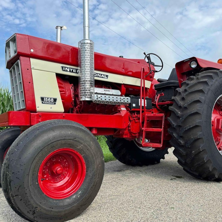 1974 IH 1568 Tractor