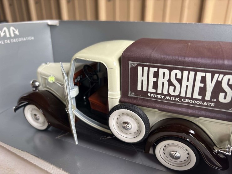 (2)-hershey-chocolate-1930's-ford-trucks-image-9
