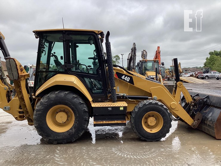 2019-caterpillar-440-image-5