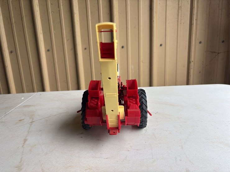 1/16-farmall-460-w/2-row-mounted-corn-picker-image-4