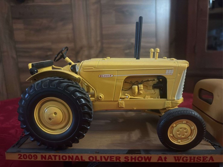 1/16-oliver-880-twin-tractor-and-gmc-delivery-truck-image-6