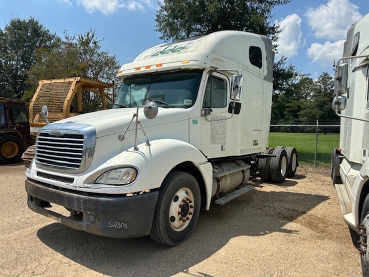 #217-•-2004-freightliner-columbia-image-1