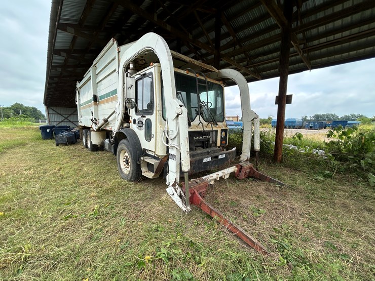 #42-•-#25939-•-inop-2003-mack-mr-t/a-daycab-garbage-truck-vin:-1m2k185c33m009372-image-2