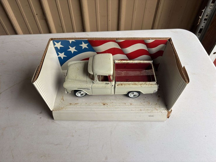 (2)-1/24-chevy-truck-and-murray-pedal-tractor-models-image-17